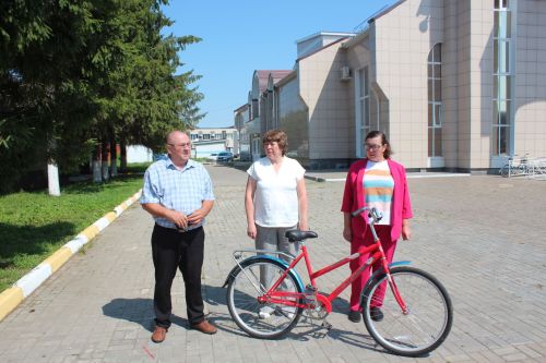 Почтальонка Среднекамышлинского почтового отделения Раиса Бочкарева стала обладателем велосипеда по итогам подписки на районку