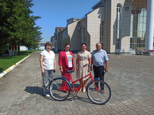 Почтальонка Среднекамышлинского почтового отделения Раиса Бочкарева стала обладателем велосипеда по итогам подписки на районку