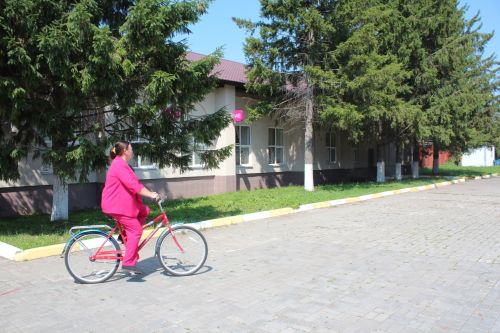 Почтальонка Среднекамышлинского почтового отделения Раиса Бочкарева стала обладателем велосипеда по итогам подписки на районку