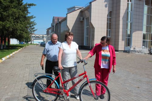 Почтальонка Среднекамышлинского почтового отделения Раиса Бочкарева стала обладателем велосипеда по итогам подписки на районку