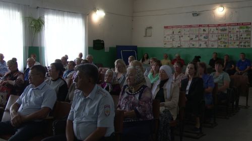 Жители Елаурского и Тимерлекского сельских поселений обсудили насущные вопросы с руководством района