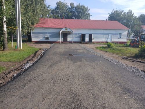 Глава Нурлатского района проверил ход асфальтирования территории ЦРБ