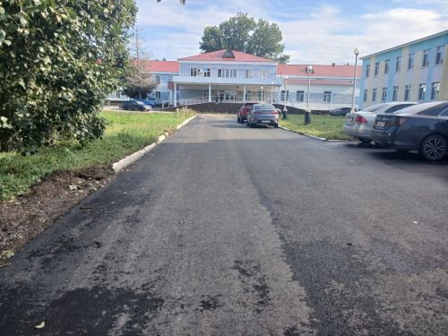 Глава Нурлатского района проверил ход асфальтирования территории ЦРБ