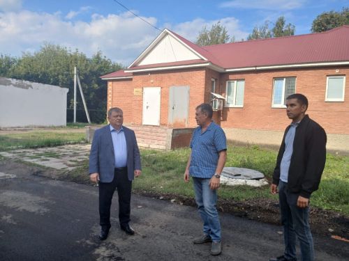 Глава Нурлатского района проверил ход асфальтирования территории ЦРБ