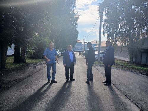 Глава Нурлатского района проверил ход асфальтирования территории ЦРБ
