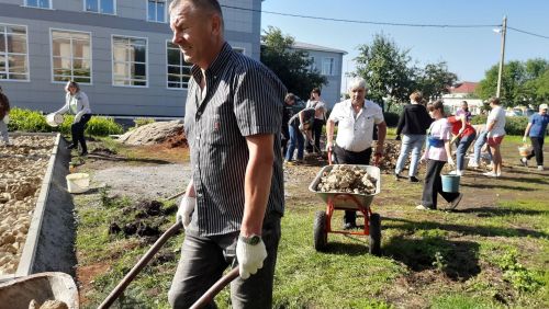 В школе №1 благоустроили Аллею памяти учителей