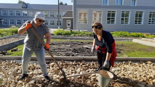 В школе №1 благоустроили Аллею памяти учителей