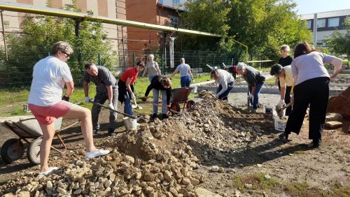 В школе №1 благоустроили Аллею памяти учителей