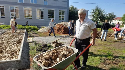 В школе №1 благоустроили Аллею памяти учителей