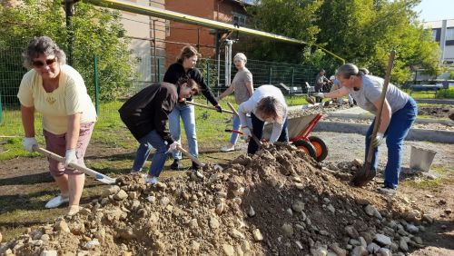 В школе №1 благоустроили Аллею памяти учителей