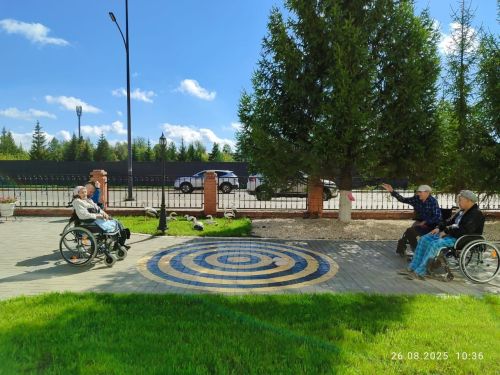 Шашки на асфальте и меткий бросок: как нурлатские пенсионеры заряжаются здоровьем
