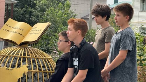 Волонтеры продолжают благоустраивать сквер учителей в Нурлате