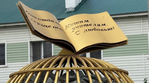 Волонтеры продолжают благоустраивать сквер учителей в Нурлате