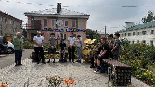 Волонтеры продолжают благоустраивать сквер учителей в Нурлате