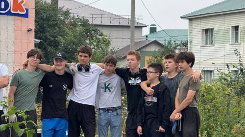 Волонтеры продолжают благоустраивать сквер учителей в Нурлате
