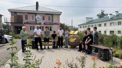 Волонтеры продолжают благоустраивать сквер учителей в Нурлате
