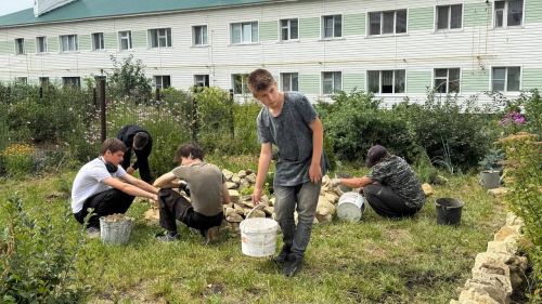 Волонтеры продолжают благоустраивать сквер учителей в Нурлате