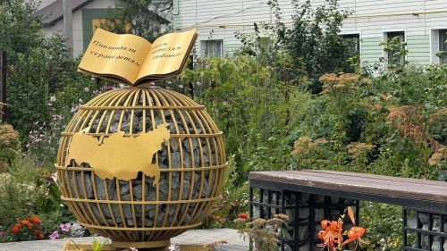 Волонтеры продолжают благоустраивать сквер учителей в Нурлате