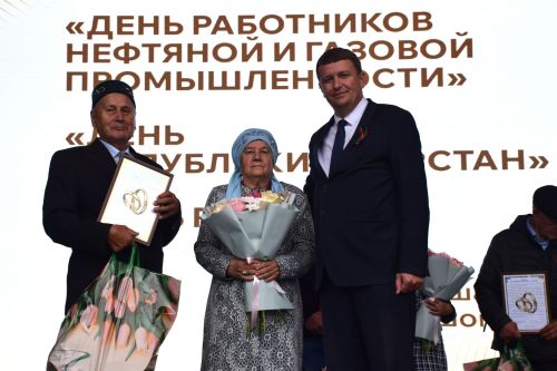 В Нурлате чествовали семейные пары, отметившие золотые и изумрудные свадьбы