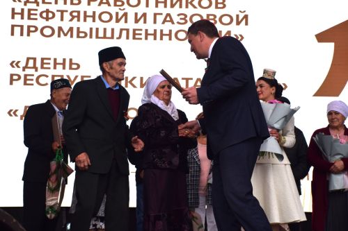 В Нурлате чествовали семейные пары, отметившие золотые и изумрудные свадьбы