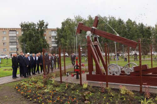 В Нурлате торжественно открыли сквер «Нефтяник»