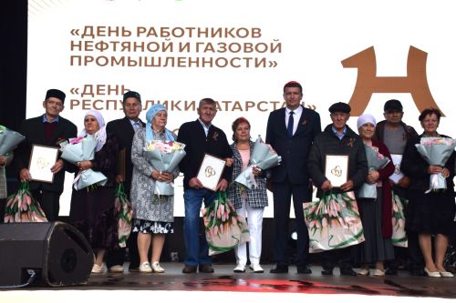 В Нурлате чествовали семейные пары, отметившие золотые и изумрудные свадьбы