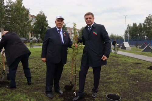 В Нурлате торжественно открыли сквер «Нефтяник»