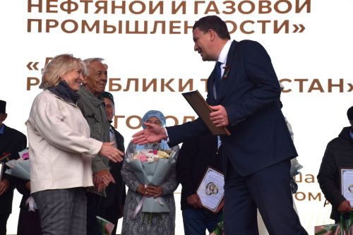 В Нурлате чествовали семейные пары, отметившие золотые и изумрудные свадьбы