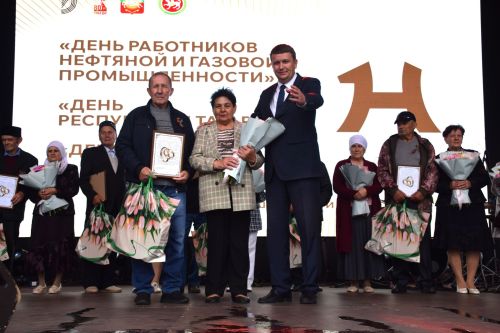 В Нурлате чествовали семейные пары, отметившие золотые и изумрудные свадьбы