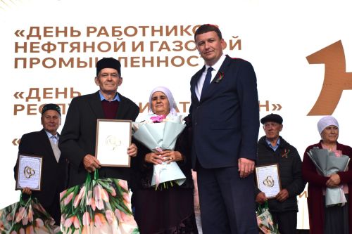 В Нурлате чествовали семейные пары, отметившие золотые и изумрудные свадьбы