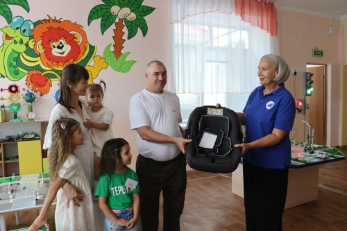 Автокресло в подарок: в Нурлатском районе заботятся о детской безопасности