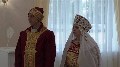 Андрей и Валерия пришли в ЗАГС в русских национальных костюмах