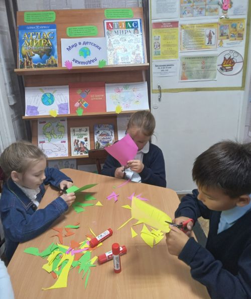 В городском филиале №1 прошел познавательный час «Мир в детских ладошках»