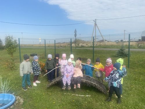 В гостях у осени: воспитанники «Буратино» открыли тайны рябиновой ветки