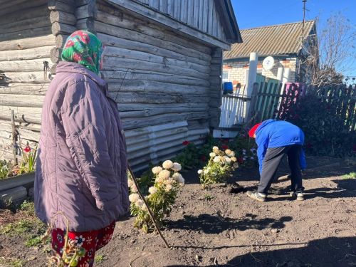 Юнармейцы Якушкинской школы помогли пожилым односельчанам