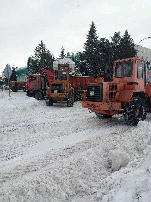 Работники «УК ЖКХ» в Нурлате ведут активную уборку снега для комфорта горожан
