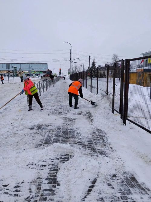 Работники «УК ЖКХ» в Нурлате ведут активную уборку снега для комфорта горожан