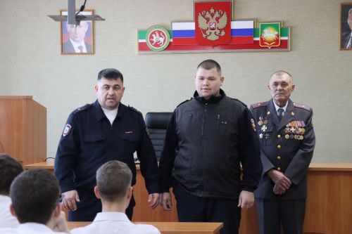 Студенческий десант в Нурлатском отделе полиции: будущие аграрии познакомились со службой в МВД
