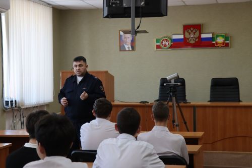 Студенческий десант в Нурлатском отделе полиции: будущие аграрии познакомились со службой в МВД