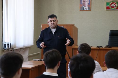 Студенческий десант в Нурлатском отделе полиции: будущие аграрии познакомились со службой в МВД
