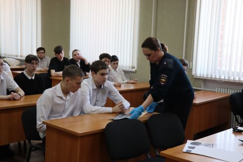 Студенческий десант в Нурлатском отделе полиции: будущие аграрии познакомились со службой в МВД