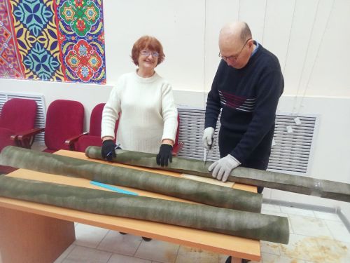 Волонтеры Нурлата плетут маскировочные сети для защитников