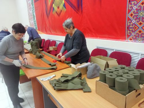 Волонтеры Нурлата плетут маскировочные сети для защитников