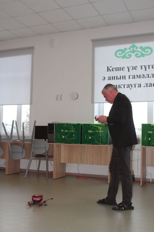 Старшеклассники Нурлата осваивают профессию оператора БПЛА