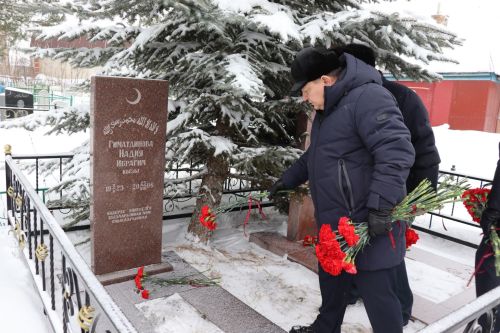 Нурлатцы возложили цветы к бюсту и на могилу Тимирзянова Закия Тимирзяновича