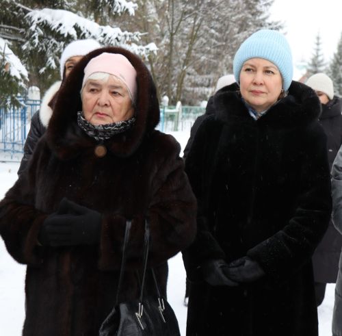 Нурлатцы возложили цветы к бюсту и на могилу Тимирзянова Закия Тимирзяновича