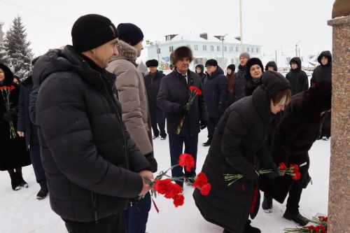 Нурлатцы возложили цветы к бюсту и на могилу Тимирзянова Закия Тимирзяновича