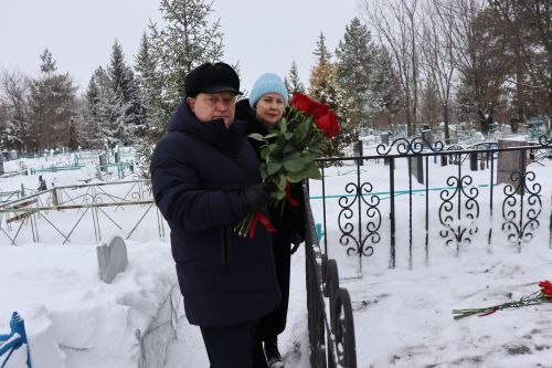 Нурлатцы возложили цветы к бюсту и на могилу Тимирзянова Закия Тимирзяновича