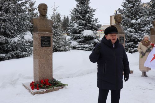 Нурлатцы возложили цветы к бюсту и на могилу Тимирзянова Закия Тимирзяновича