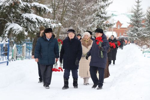 Нурлатцы возложили цветы к бюсту и на могилу Тимирзянова Закия Тимирзяновича